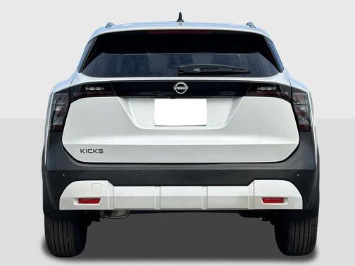 Aspen White Tricoat 2026 Nissan Kicks SV