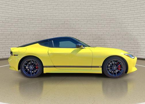 Ikazuchi Yellow Pearl Tricoat/Super Black 2024 Nissan Z Performance Auto