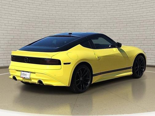 Ikazuchi Yellow Pearl Tricoat/Super Black 2024 Nissan Z Performance Auto