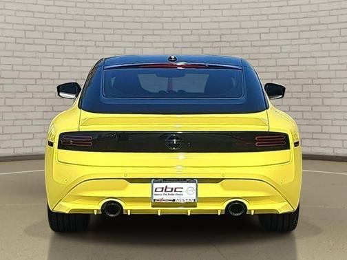Ikazuchi Yellow Pearl Tricoat/Super Black 2024 Nissan Z Performance Auto