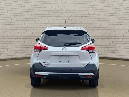 Aspen White/Super Black 2020 Nissan Kicks SR