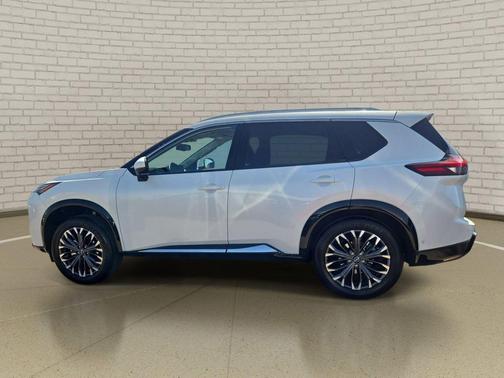 Everest White Pearl Tricoat 2026 Nissan Rogue Platinum