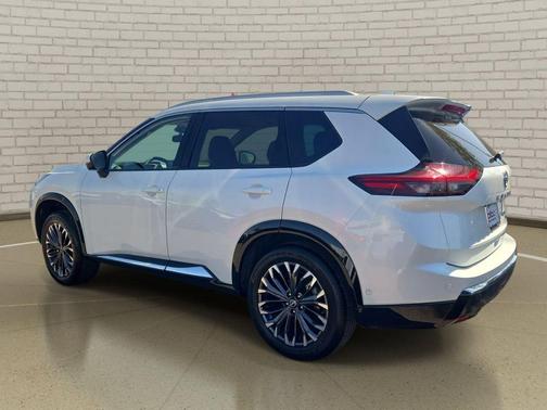 Everest White Pearl Tricoat 2026 Nissan Rogue Platinum