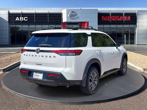 Everest White Pearl Tricoat 2026 Nissan Pathfinder SV