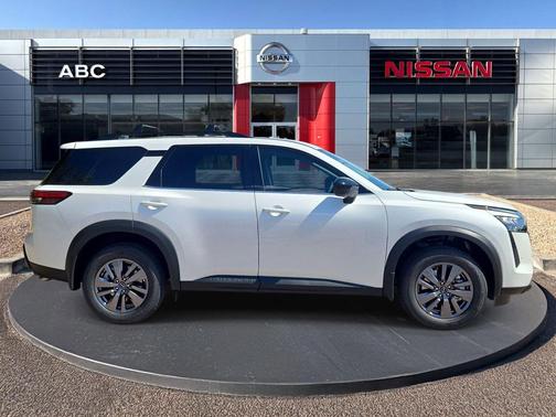 Everest White Pearl Tricoat 2026 Nissan Pathfinder SV