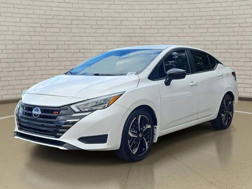 Aspen White Tricoat 2025 Nissan Versa 1.6 S