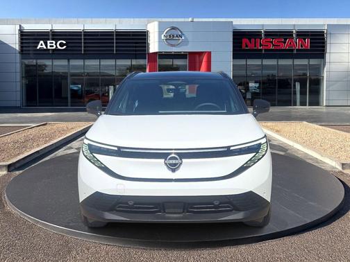 Everest White Pearl Tricoat/Black 2026 Nissan Leaf PLATINUM+