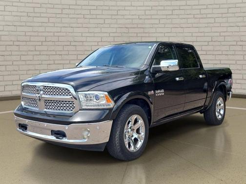 Brilliant Black Crystal Pearlcoat 2017 RAM 1500 Laramie