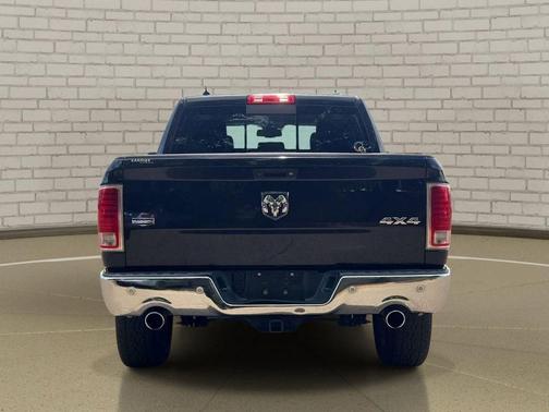 Brilliant Black Crystal Pearlcoat 2017 RAM 1500 Laramie