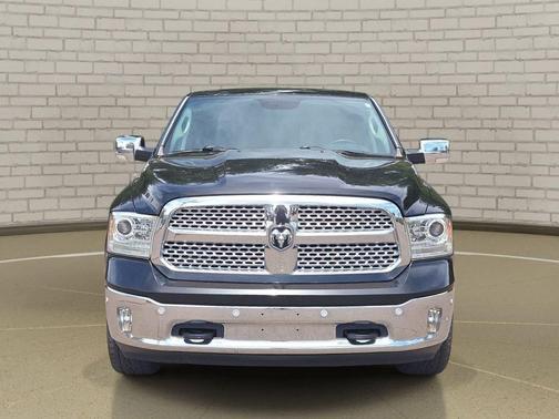 Brilliant Black Crystal Pearlcoat 2017 RAM 1500 Laramie