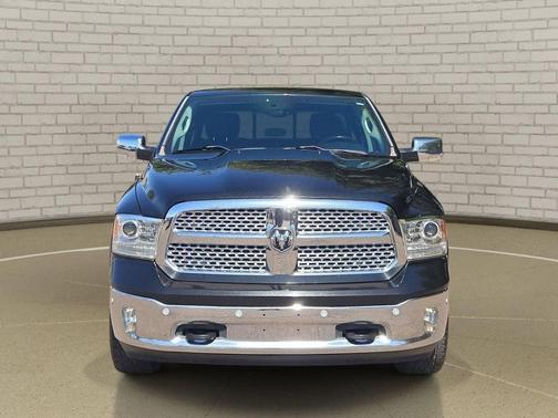 Brilliant Black Crystal Pearlcoat 2017 RAM 1500 Laramie
