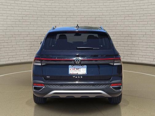 Deep Black Pearl 2025 Volkswagen Taos 1.5T SE