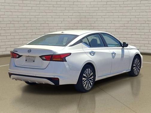 Pearl White Tricoat 2025 Nissan Altima 2.5 SV