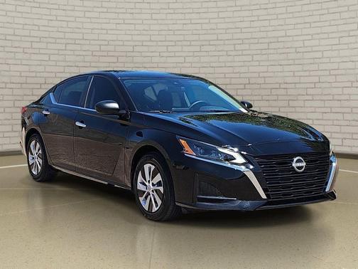 Super Black Clearcoat 2025 Nissan Altima S FWD