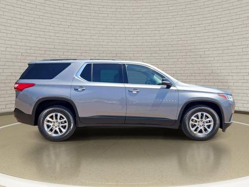 Satin Steel Metallic 2021 Chevrolet Traverse LT Cloth