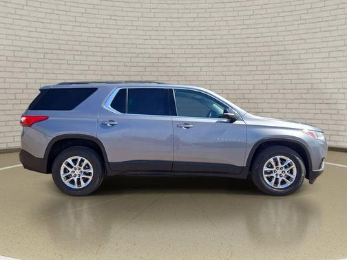 Satin Steel Metallic 2021 Chevrolet Traverse LT Cloth