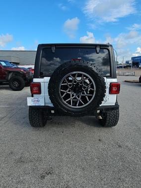 Bright White Clearcoat 2018 Jeep Wrangler Unlimited Sahara