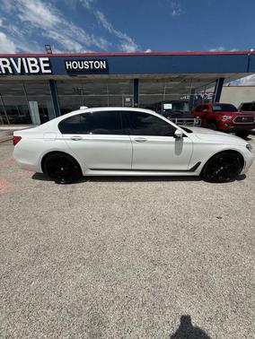 Mineral White Metallic 2019 BMW 750 i