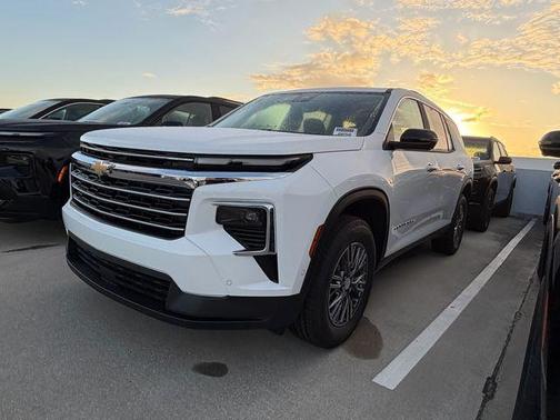 Summit White 2026 Chevrolet Traverse LT