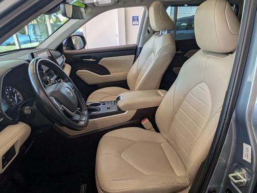 Moon Dust 2022 Toyota Highlander XLE