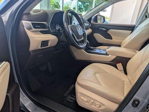 Moon Dust 2022 Toyota Highlander XLE