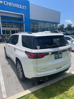 Iridescent Pearl Tricoat 2023 Chevrolet Traverse Premier