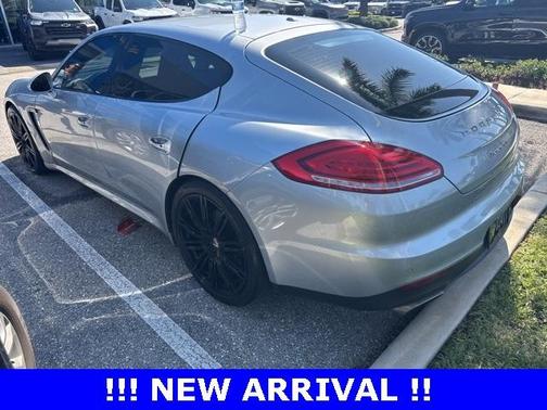 2016 Porsche Panamera 4 Edition