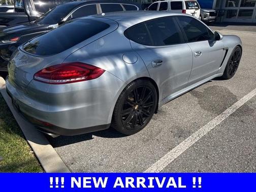 2016 Porsche Panamera 4 Edition