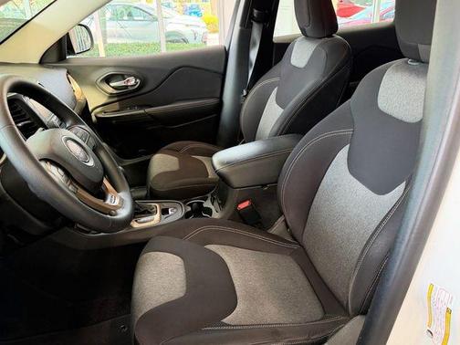 Bright White Clearcoat 2015 Jeep Cherokee Sport