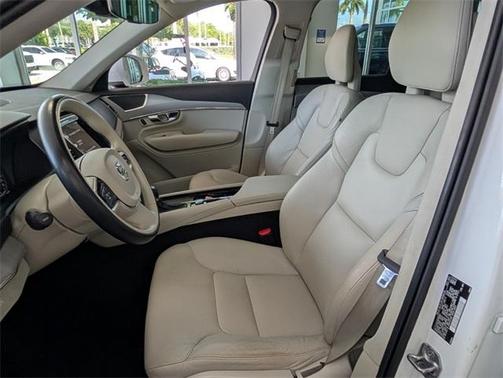 2021 Volvo XC90 T5 Momentum 7 Passenger