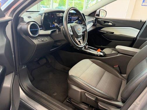 Sterling Gray Metallic 2024 Chevrolet Trax LT