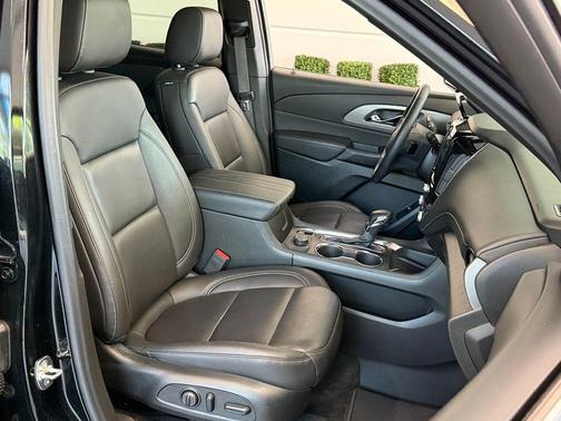 Mosaic Black Metallic 2023 Chevrolet Traverse LT Leather