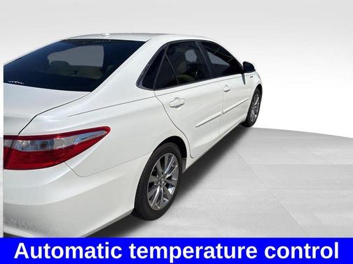 Super White 2017 Toyota Camry Hybrid XLE