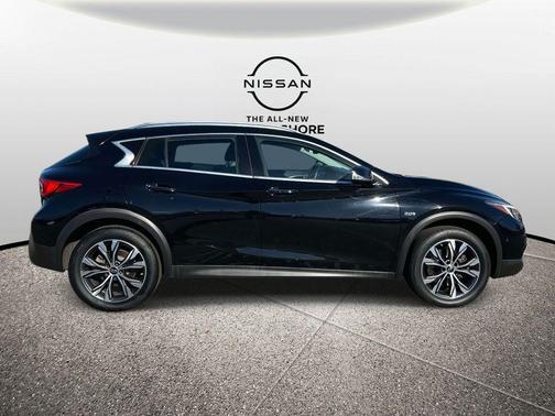 2017 INFINITI QX30 Premium