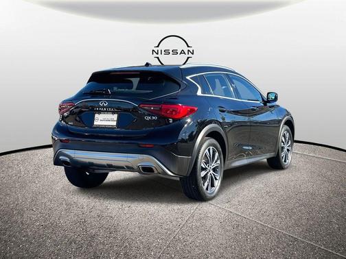 2017 INFINITI QX30 Premium