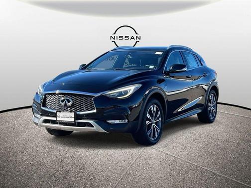 2017 INFINITI QX30 Premium