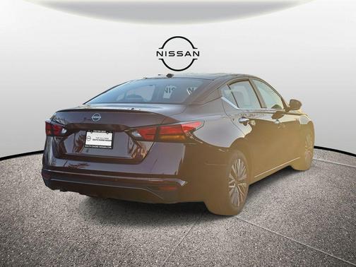 Garnet Pearl Me 2025 Nissan Altima SV