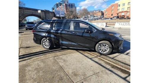2022 Toyota Sienna XLE