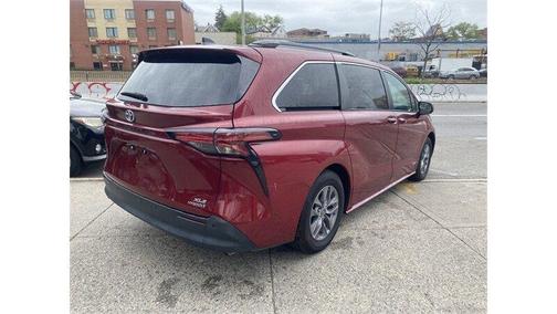 2021 Toyota Sienna XLE 8 Passenger