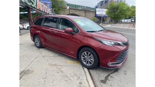 2021 Toyota Sienna XLE 8 Passenger