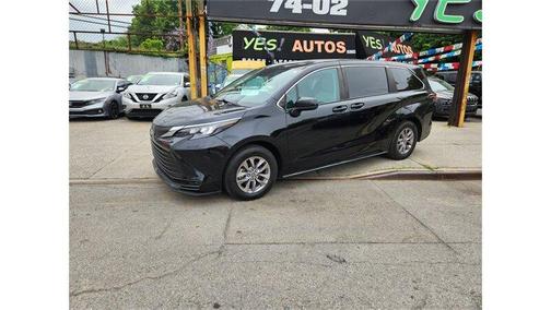 Black 2022 Toyota Sienna LE