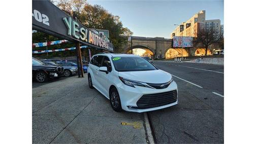 2023 Toyota Sienna XLE