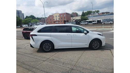 2021 Toyota Sienna LE