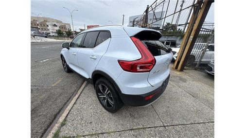 White 2024 Volvo XC40 B5 Core Bright Theme