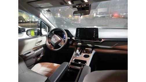 2024 Toyota Sienna LE