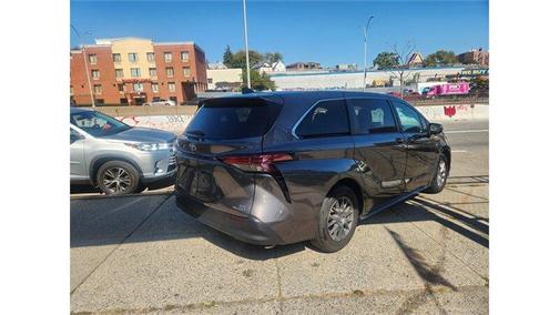 2022 Toyota Sienna LE