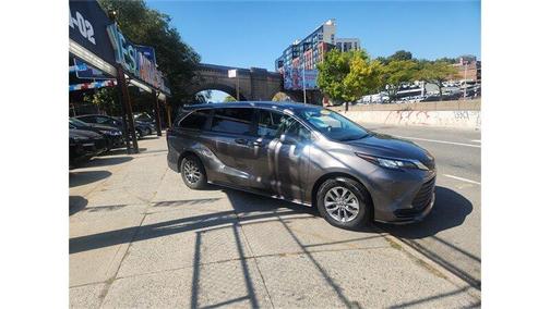 2022 Toyota Sienna LE