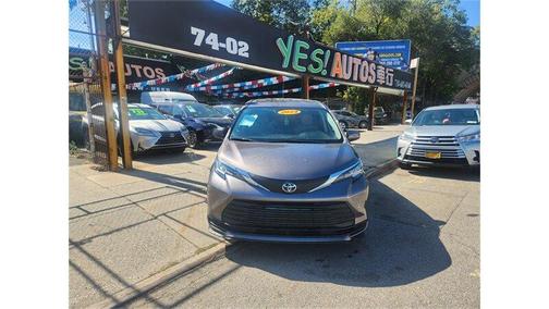 2022 Toyota Sienna LE