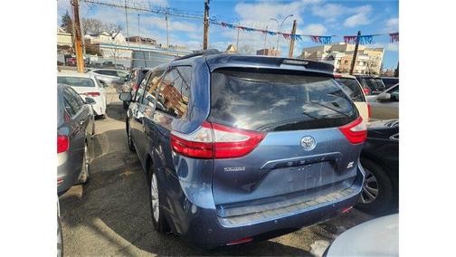 2017 Toyota Sienna XLE
