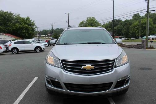Champagne Silver 2017 Chevrolet Traverse 2LT